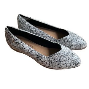 Like new Toms B&W leopard flats